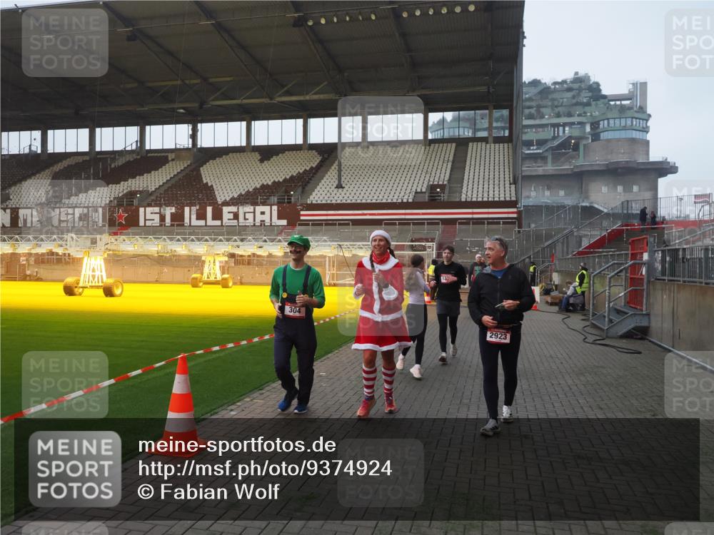 07.12.2025 - St. Pauli X-Mass-Run No. 15 Fabian Wolf http://msf.ph/oto/9374924 07.12.2025 10:02:25 Ziel 63, 304, 1105, 1828, 1829, 1934, 2604, 2923, 3944 meine-sportfotos.de