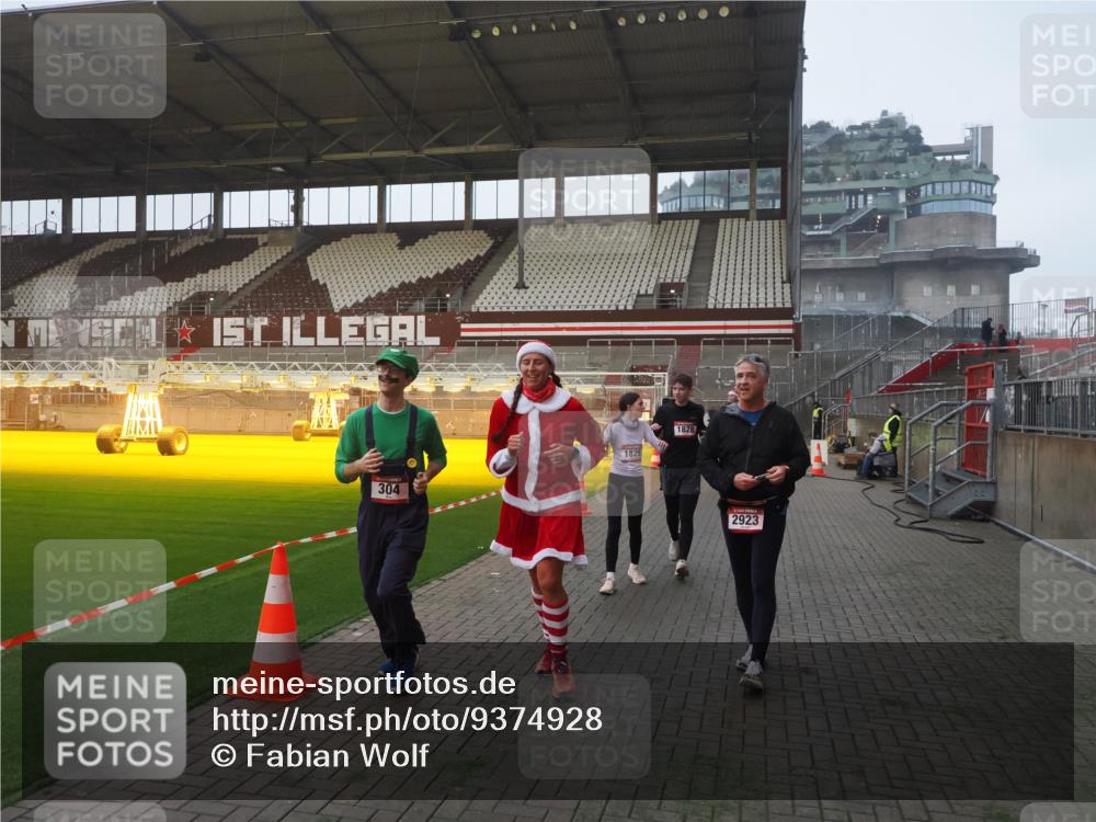 07.12.2025 - St. Pauli X-Mass-Run No. 15 Fabian Wolf http://msf.ph/oto/9374928 07.12.2025 10:02:25 Ziel 63, 304, 1105, 1828, 1829, 1934, 2604, 2923, 3944 meine-sportfotos.de