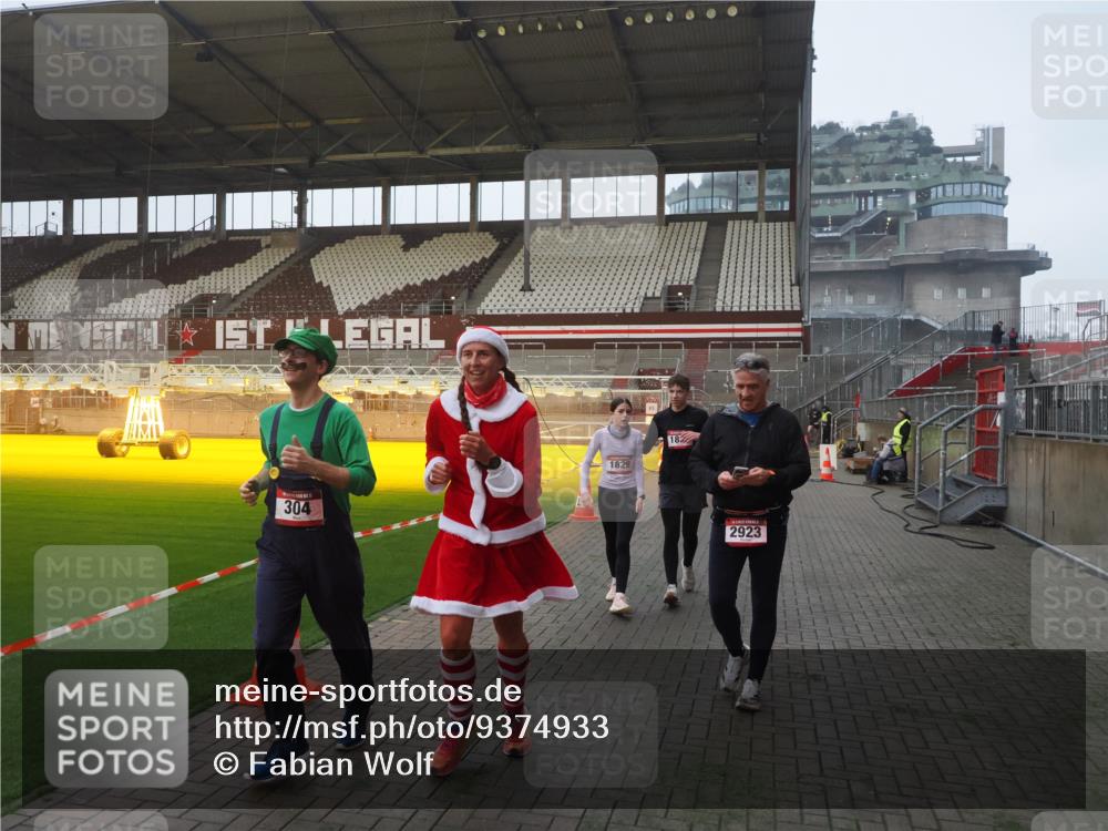07.12.2025 - St. Pauli X-Mass-Run No. 15 Fabian Wolf http://msf.ph/oto/9374933 07.12.2025 10:02:26 Ziel 63, 304, 1105, 1828, 1829, 1934, 2604, 2923, 3944 meine-sportfotos.de