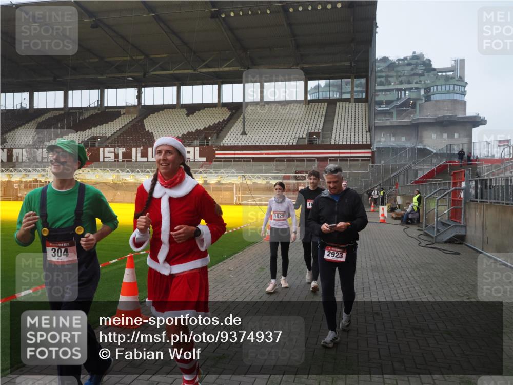 07.12.2025 - St. Pauli X-Mass-Run No. 15 Fabian Wolf http://msf.ph/oto/9374937 07.12.2025 10:02:26 Ziel 63, 304, 1105, 1828, 1829, 1934, 2604, 2923, 3944 meine-sportfotos.de