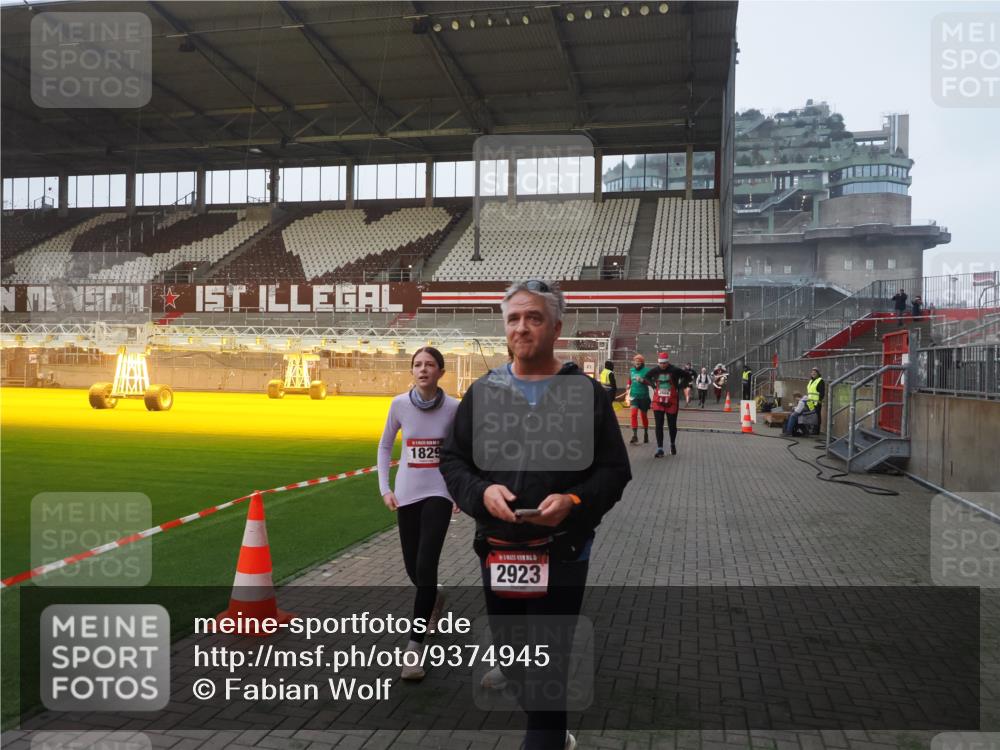 07.12.2025 - St. Pauli X-Mass-Run No. 15 Fabian Wolf http://msf.ph/oto/9374945 07.12.2025 10:02:28 Ziel 63, 304, 1105, 1828, 1829, 2604, 2923, 3944 meine-sportfotos.de