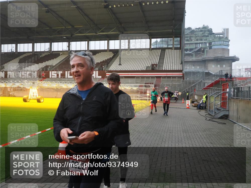 07.12.2025 - St. Pauli X-Mass-Run No. 15 Fabian Wolf http://msf.ph/oto/9374949 07.12.2025 10:02:29 Ziel 63, 304, 1105, 1828, 1829, 2604, 2923, 3944 meine-sportfotos.de