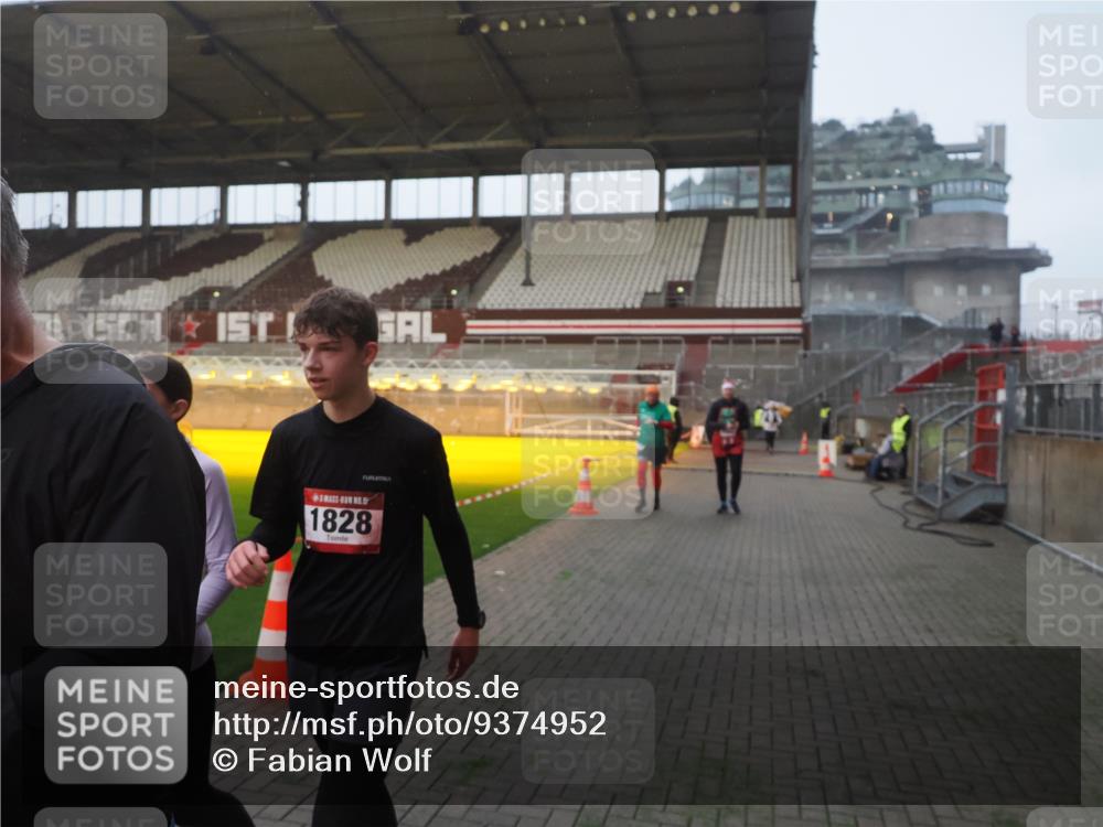 07.12.2025 - St. Pauli X-Mass-Run No. 15 Fabian Wolf http://msf.ph/oto/9374952 07.12.2025 10:02:29 Ziel 63, 304, 1105, 1828, 1829, 2604, 2923, 3944 meine-sportfotos.de