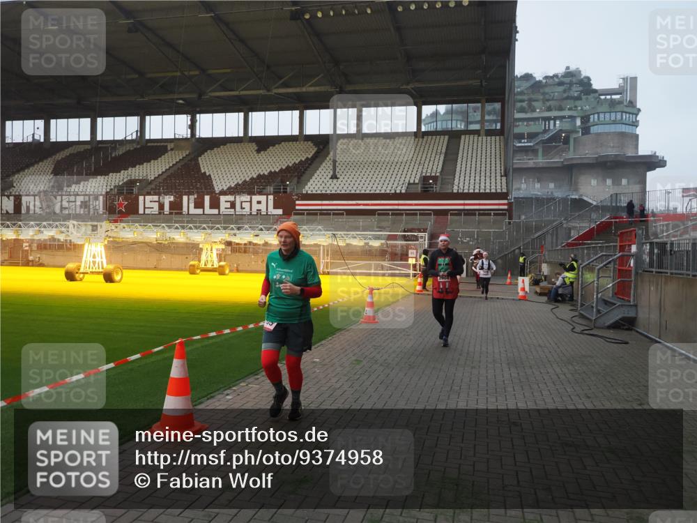 07.12.2025 - St. Pauli X-Mass-Run No. 15 Fabian Wolf http://msf.ph/oto/9374958 07.12.2025 10:02:32 Ziel 63, 304, 1105, 1828, 1829, 2510, 2514, 2604, 2908, 2923 meine-sportfotos.de