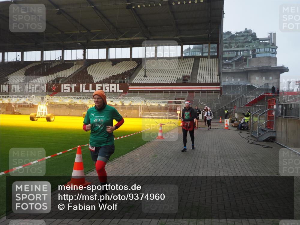 07.12.2025 - St. Pauli X-Mass-Run No. 15 Fabian Wolf http://msf.ph/oto/9374960 07.12.2025 10:02:32 Ziel 63, 304, 1105, 1828, 1829, 2510, 2514, 2604, 2908, 2923 meine-sportfotos.de