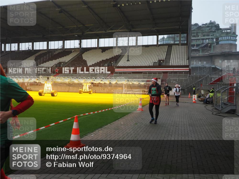 07.12.2025 - St. Pauli X-Mass-Run No. 15 Fabian Wolf http://msf.ph/oto/9374964 07.12.2025 10:02:33 Ziel 63, 304, 1105, 1828, 1829, 2510, 2514, 2604, 2908, 2923 meine-sportfotos.de