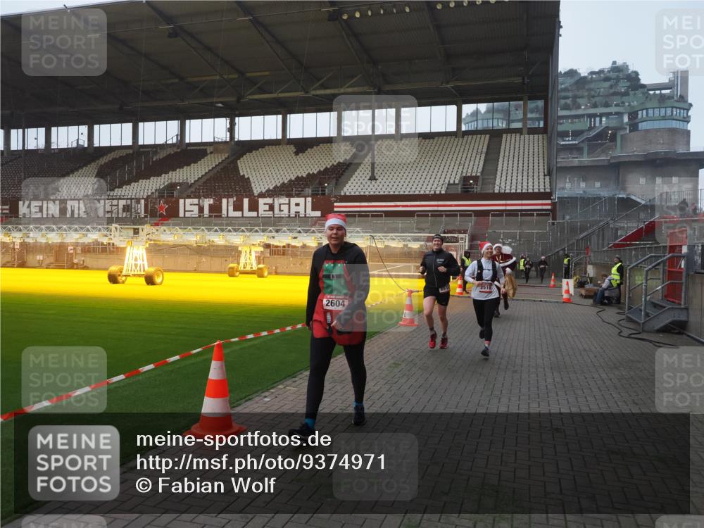 07.12.2025 - St. Pauli X-Mass-Run No. 15 Fabian Wolf http://msf.ph/oto/9374971 07.12.2025 10:02:35 Ziel 63, 304, 1105, 1828, 1829, 2510, 2514, 2604, 2908 meine-sportfotos.de
