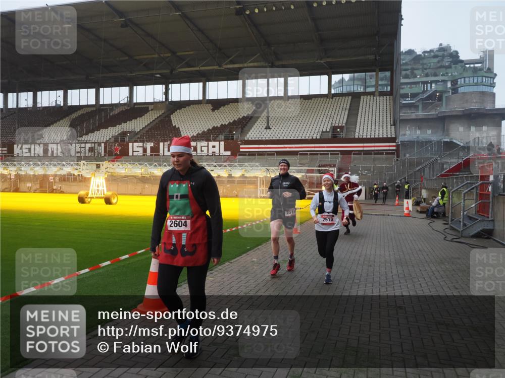 07.12.2025 - St. Pauli X-Mass-Run No. 15 Fabian Wolf http://msf.ph/oto/9374975 07.12.2025 10:02:36 Ziel 63, 304, 1105, 1828, 1829, 2510, 2514, 2604, 2908 meine-sportfotos.de