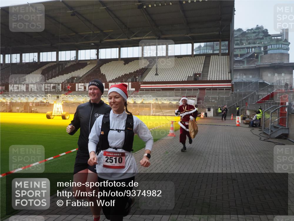 07.12.2025 - St. Pauli X-Mass-Run No. 15 Fabian Wolf http://msf.ph/oto/9374982 07.12.2025 10:02:38 Ziel 1105, 1828, 1829, 2510, 2514, 2604, 2781, 2908 meine-sportfotos.de