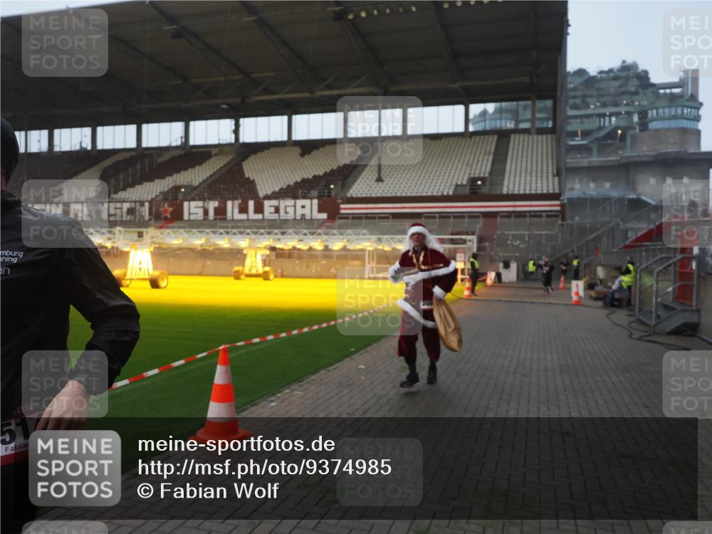 07.12.2025 - St. Pauli X-Mass-Run No. 15 Fabian Wolf http://msf.ph/oto/9374985 07.12.2025 10:02:38 Ziel 1105, 1828, 1829, 2510, 2514, 2604, 2781, 2908 meine-sportfotos.de