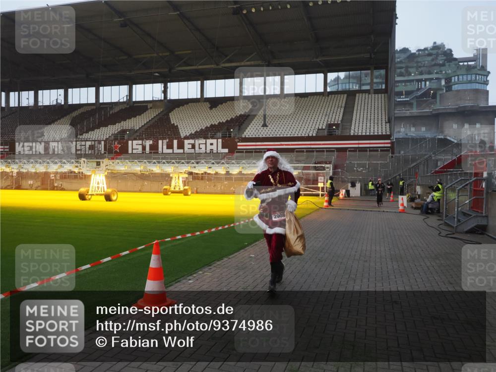 07.12.2025 - St. Pauli X-Mass-Run No. 15 Fabian Wolf http://msf.ph/oto/9374986 07.12.2025 10:02:39 Ziel 1105, 1828, 1829, 2510, 2514, 2604, 2780, 2781, 2908 meine-sportfotos.de