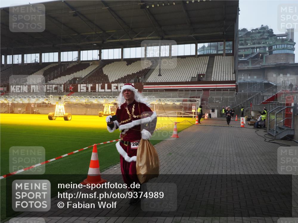 07.12.2025 - St. Pauli X-Mass-Run No. 15 Fabian Wolf http://msf.ph/oto/9374989 07.12.2025 10:02:39 Ziel 1105, 1828, 1829, 2510, 2514, 2604, 2780, 2781, 2908 meine-sportfotos.de