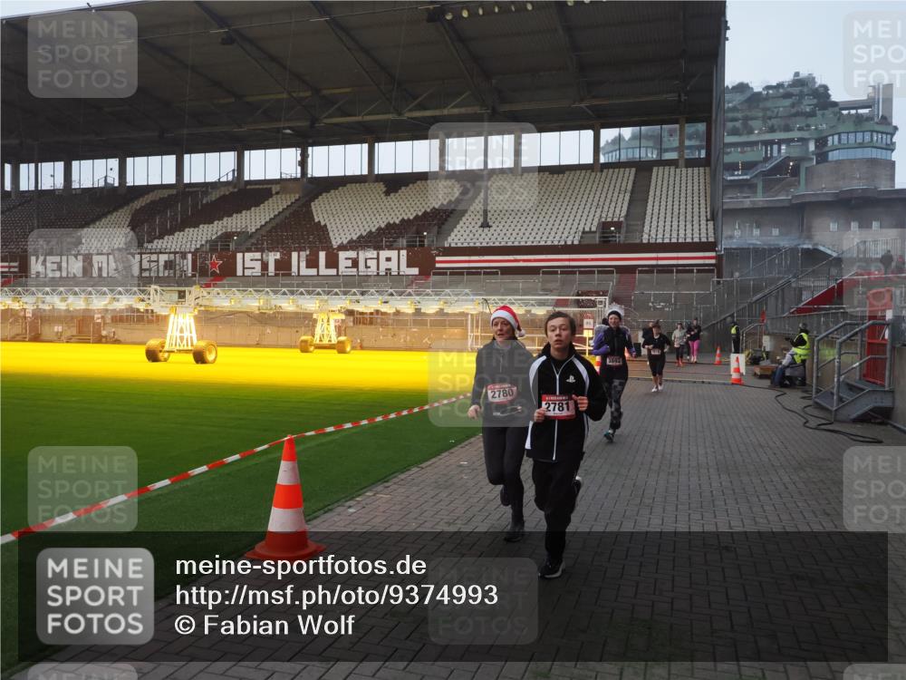 07.12.2025 - St. Pauli X-Mass-Run No. 15 Fabian Wolf http://msf.ph/oto/9374993 07.12.2025 10:02:45 Ziel 1105, 2510, 2514, 2780, 2781, 2908, 3518, 3892 meine-sportfotos.de