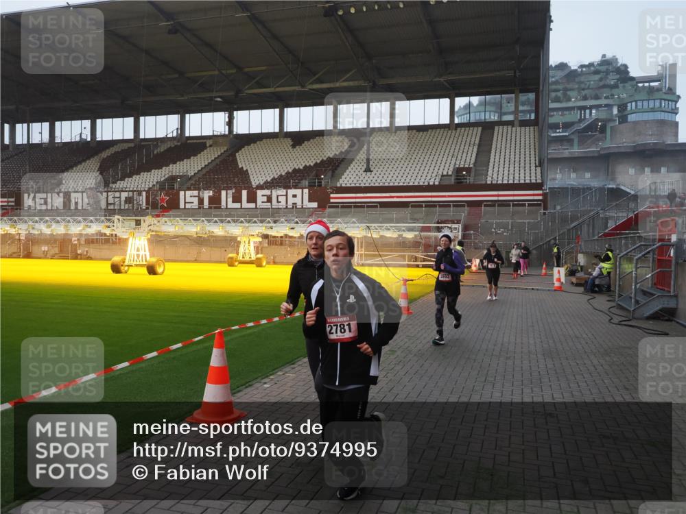07.12.2025 - St. Pauli X-Mass-Run No. 15 Fabian Wolf http://msf.ph/oto/9374995 07.12.2025 10:02:45 Ziel 1105, 2510, 2514, 2780, 2781, 2908, 3518, 3892 meine-sportfotos.de