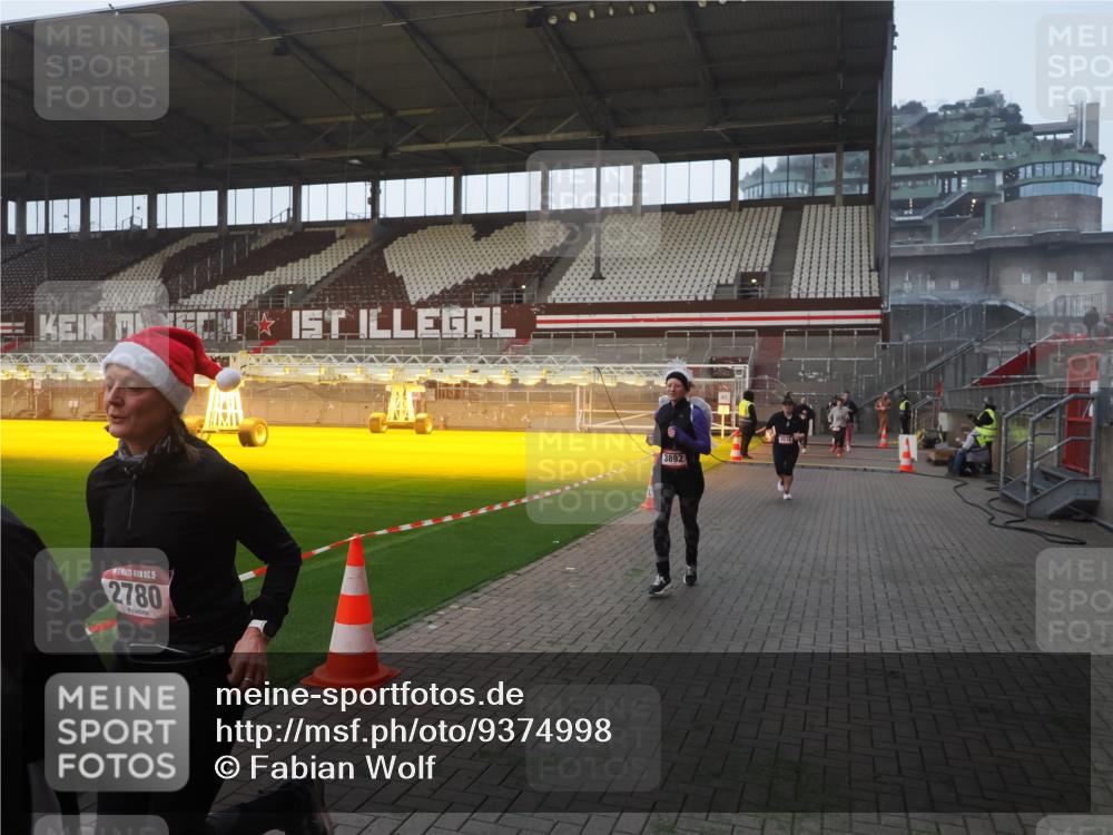 07.12.2025 - St. Pauli X-Mass-Run No. 15 Fabian Wolf http://msf.ph/oto/9374998 07.12.2025 10:02:46 Ziel 918, 1314, 2510, 2514, 2780, 2781, 2908, 3518, 3892 meine-sportfotos.de