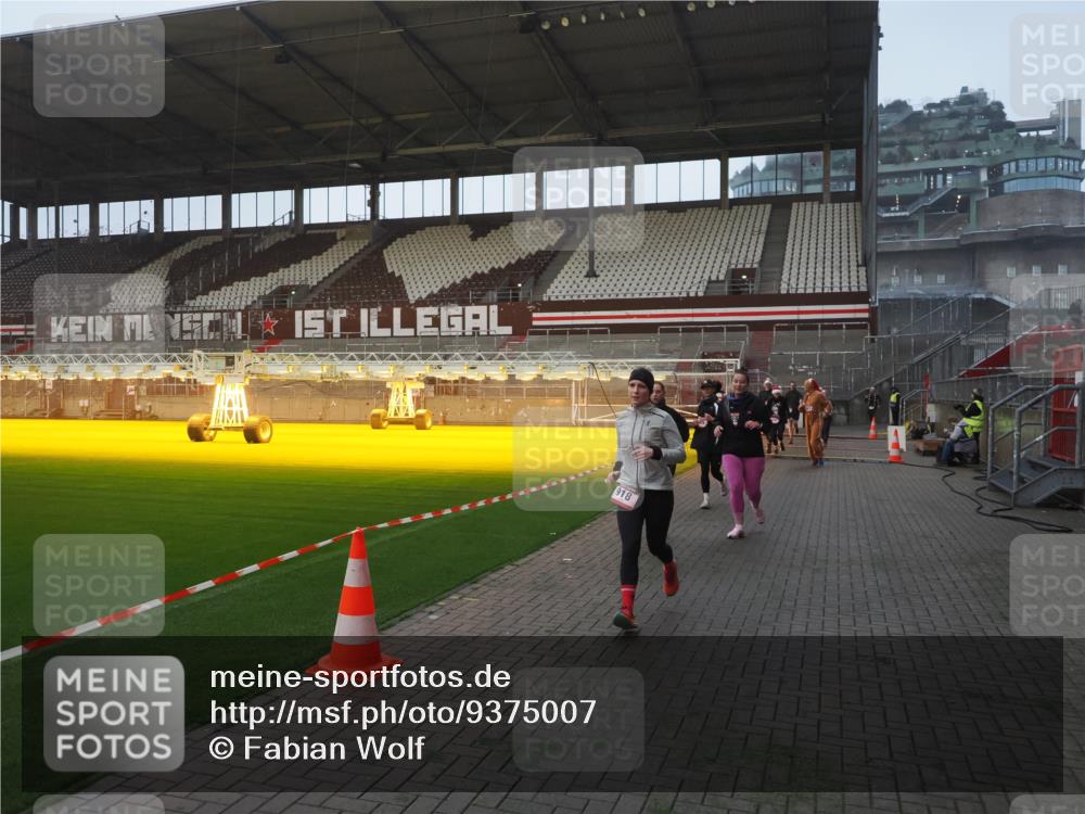 07.12.2025 - St. Pauli X-Mass-Run No. 15 Fabian Wolf http://msf.ph/oto/9375007 07.12.2025 10:02:53 Ziel 442, 443, 885, 918, 936, 943, 1314, 2780, 2781, 3284, 3417, 3518, 3892 meine-sportfotos.de