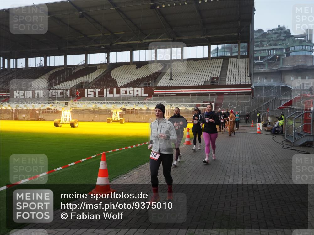 07.12.2025 - St. Pauli X-Mass-Run No. 15 Fabian Wolf http://msf.ph/oto/9375010 07.12.2025 10:02:54 Ziel 442, 443, 885, 918, 936, 943, 1314, 2505, 2780, 2781, 3284, 3417, 3518, 3892 meine-sportfotos.de
