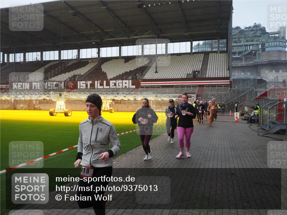 07.12.2025 - St. Pauli X-Mass-Run No. 15 Fabian Wolf http://msf.ph/oto/9375013 07.12.2025 10:02:54 Ziel 442, 443, 885, 918, 936, 943, 1314, 2505, 2780, 2781, 3284, 3417, 3518, 3892 meine-sportfotos.de