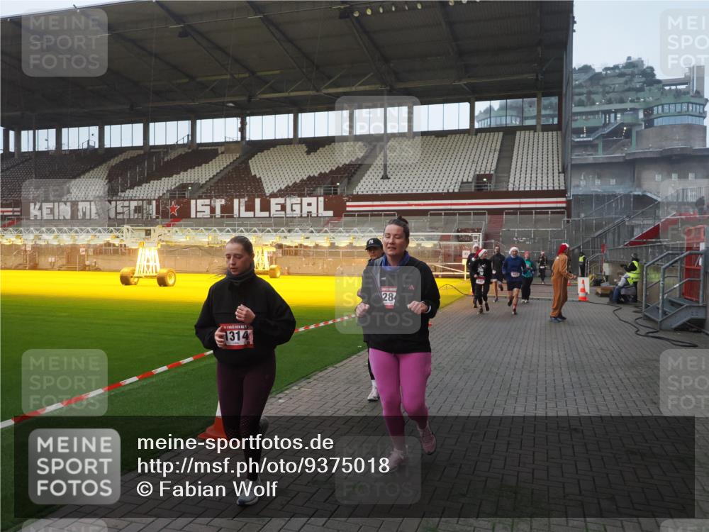 07.12.2025 - St. Pauli X-Mass-Run No. 15 Fabian Wolf http://msf.ph/oto/9375018 07.12.2025 10:02:55 Ziel 442, 443, 885, 918, 936, 943, 1314, 2505, 2780, 2781, 3284, 3417, 3518, 3892 meine-sportfotos.de
