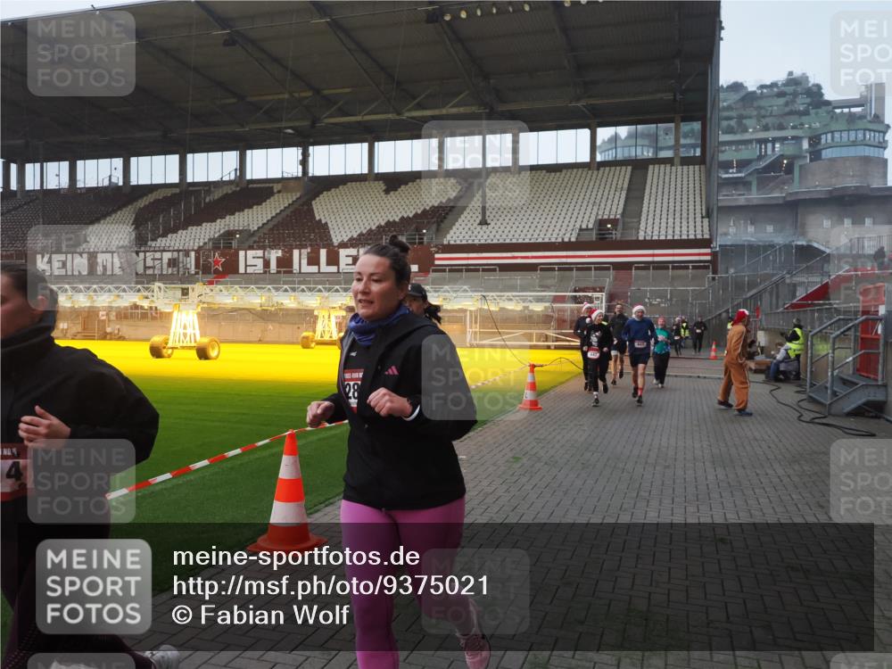 07.12.2025 - St. Pauli X-Mass-Run No. 15 Fabian Wolf http://msf.ph/oto/9375021 07.12.2025 10:02:56 Ziel 442, 443, 885, 918, 936, 943, 1314, 2505, 2780, 2781, 3284, 3417, 3518, 3892 meine-sportfotos.de
