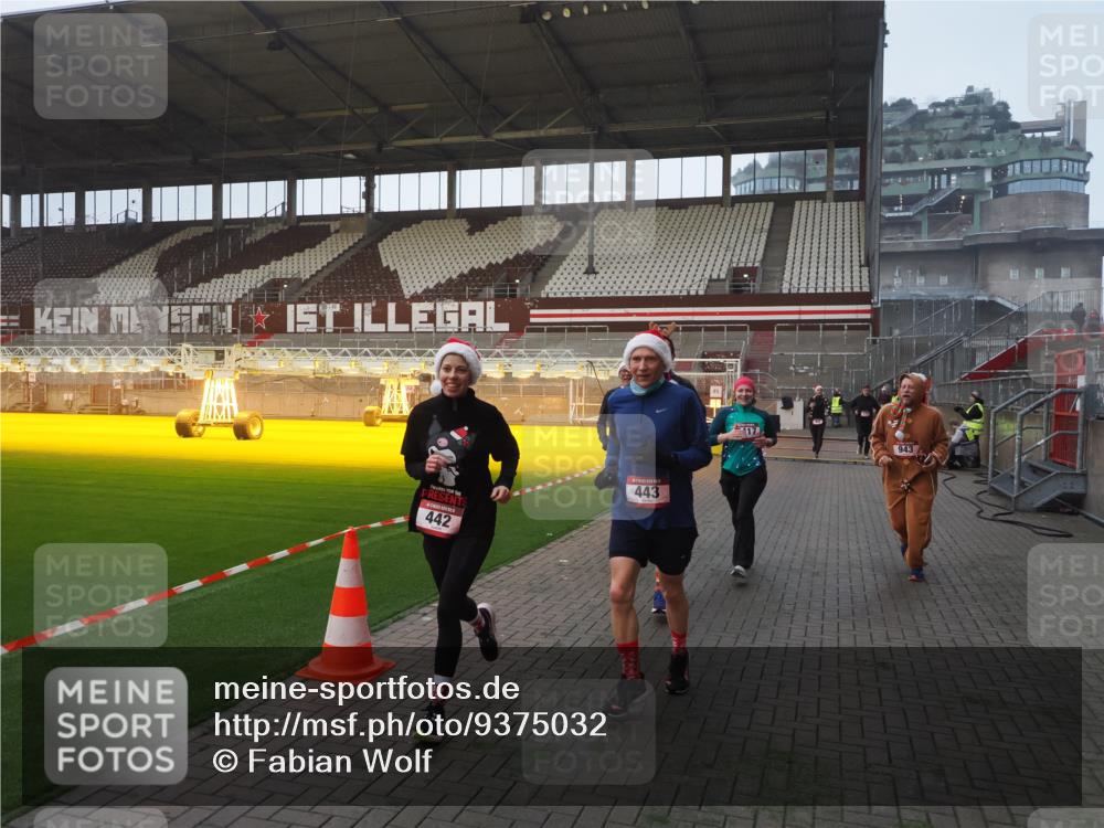 07.12.2025 - St. Pauli X-Mass-Run No. 15 Fabian Wolf http://msf.ph/oto/9375032 07.12.2025 10:02:59 Ziel 177, 442, 443, 885, 918, 936, 943, 956, 1314, 2505, 2780, 3284, 3417, 3518, 3892 meine-sportfotos.de