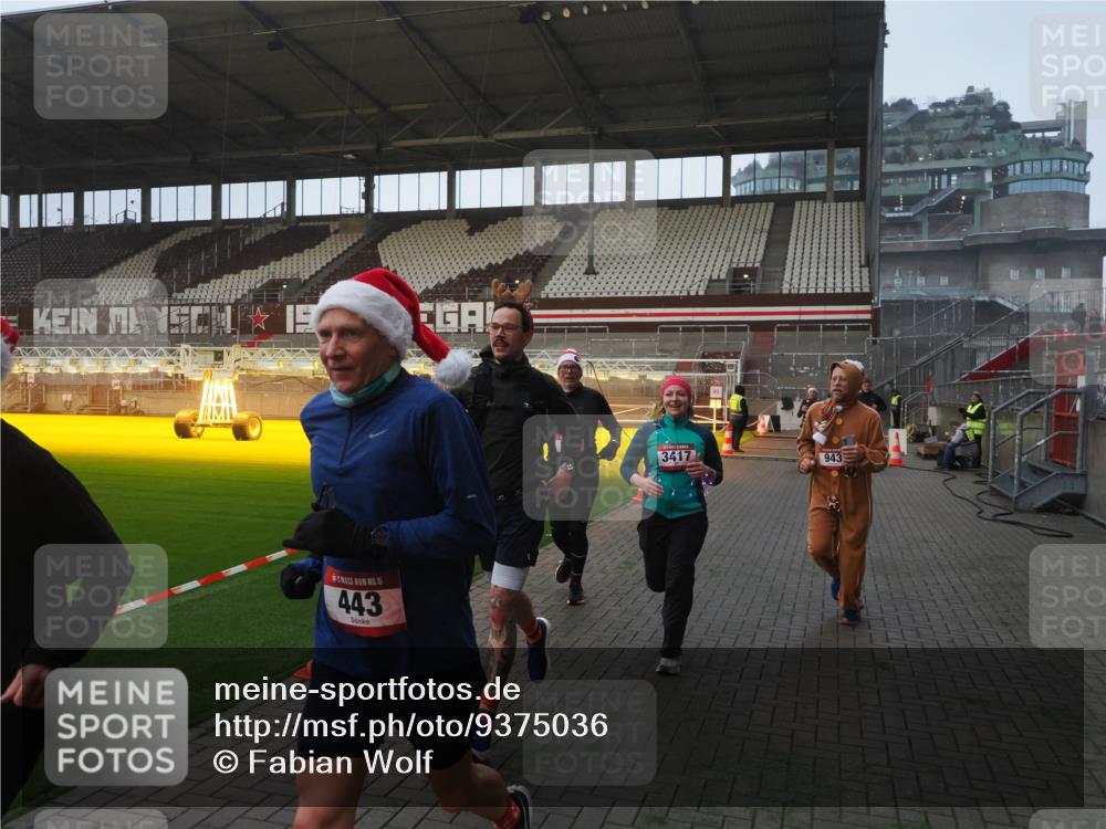 07.12.2025 - St. Pauli X-Mass-Run No. 15 Fabian Wolf http://msf.ph/oto/9375036 07.12.2025 10:03:00 Ziel 177, 442, 443, 885, 918, 936, 943, 956, 1314, 2505, 3284, 3417, 3518, 3892 meine-sportfotos.de