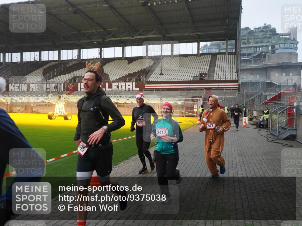 07.12.2025 - St. Pauli X-Mass-Run No. 15 Fabian Wolf http://msf.ph/oto/9375038 07.12.2025 10:03:00 Ziel 177, 442, 443, 885, 918, 936, 943, 956, 1314, 2505, 3284, 3417, 3518, 3892 meine-sportfotos.de