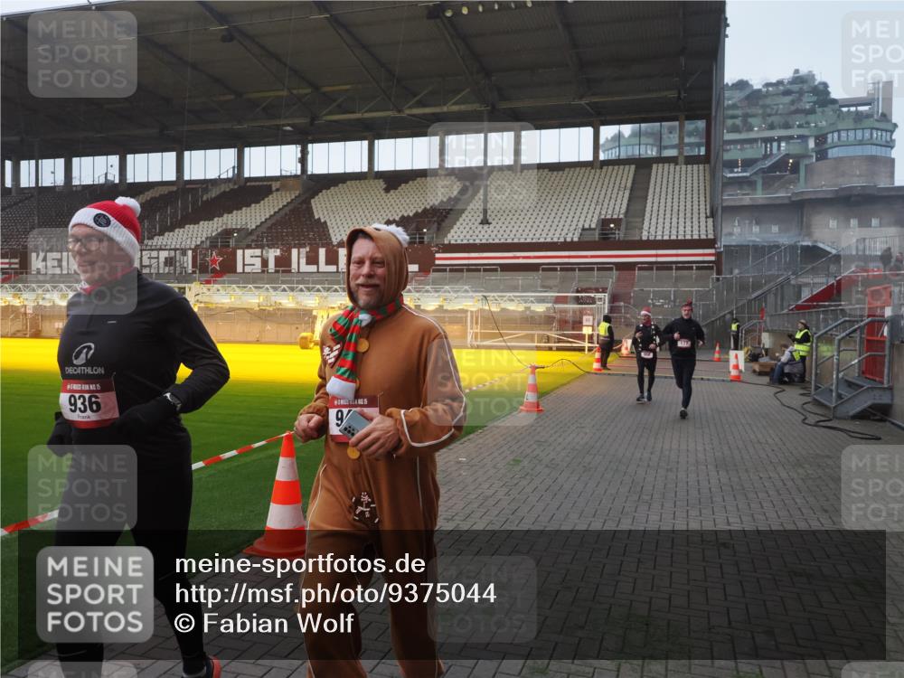 07.12.2025 - St. Pauli X-Mass-Run No. 15 Fabian Wolf http://msf.ph/oto/9375044 07.12.2025 10:03:01 Ziel 177, 442, 443, 885, 918, 936, 943, 956, 1314, 2505, 3284, 3417, 3518 meine-sportfotos.de