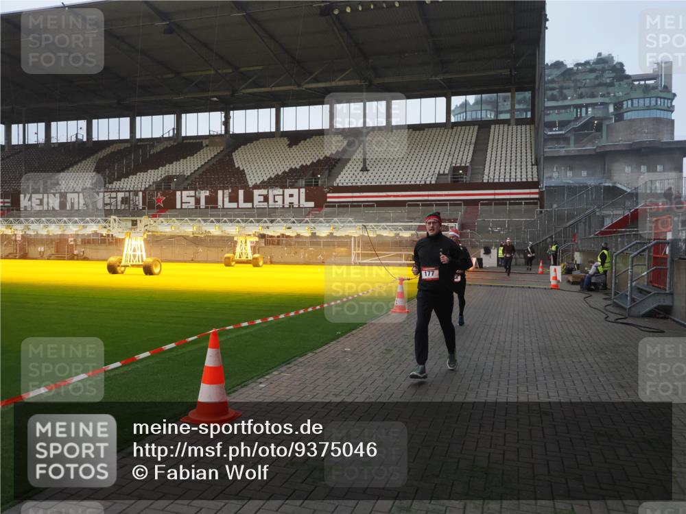 07.12.2025 - St. Pauli X-Mass-Run No. 15 Fabian Wolf http://msf.ph/oto/9375046 07.12.2025 10:03:03 Ziel 177, 442, 443, 885, 918, 936, 943, 956, 1118, 1314, 2505, 3284, 3417 meine-sportfotos.de