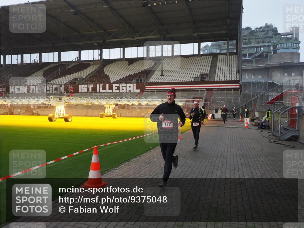 07.12.2025 - St. Pauli X-Mass-Run No. 15 Fabian Wolf http://msf.ph/oto/9375048 07.12.2025 10:03:03 Ziel 177, 442, 443, 885, 918, 936, 943, 956, 1118, 1314, 2505, 3284, 3417 meine-sportfotos.de
