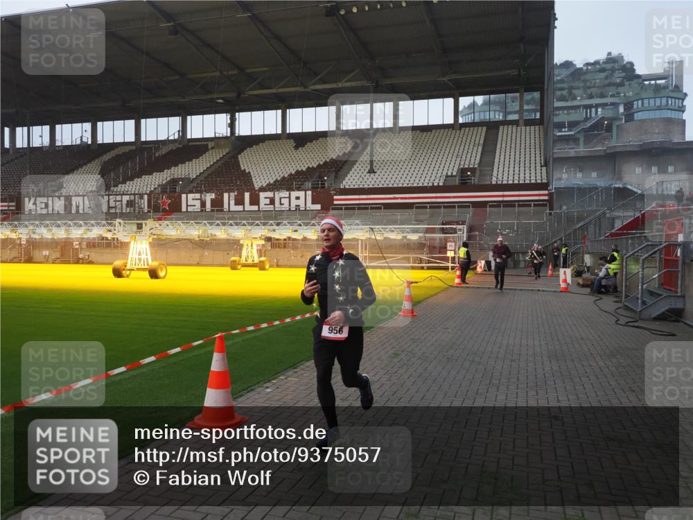 07.12.2025 - St. Pauli X-Mass-Run No. 15 Fabian Wolf http://msf.ph/oto/9375057 07.12.2025 10:03:05 Ziel 177, 442, 443, 885, 918, 936, 943, 956, 1118, 1314, 2505, 3284, 3417 meine-sportfotos.de