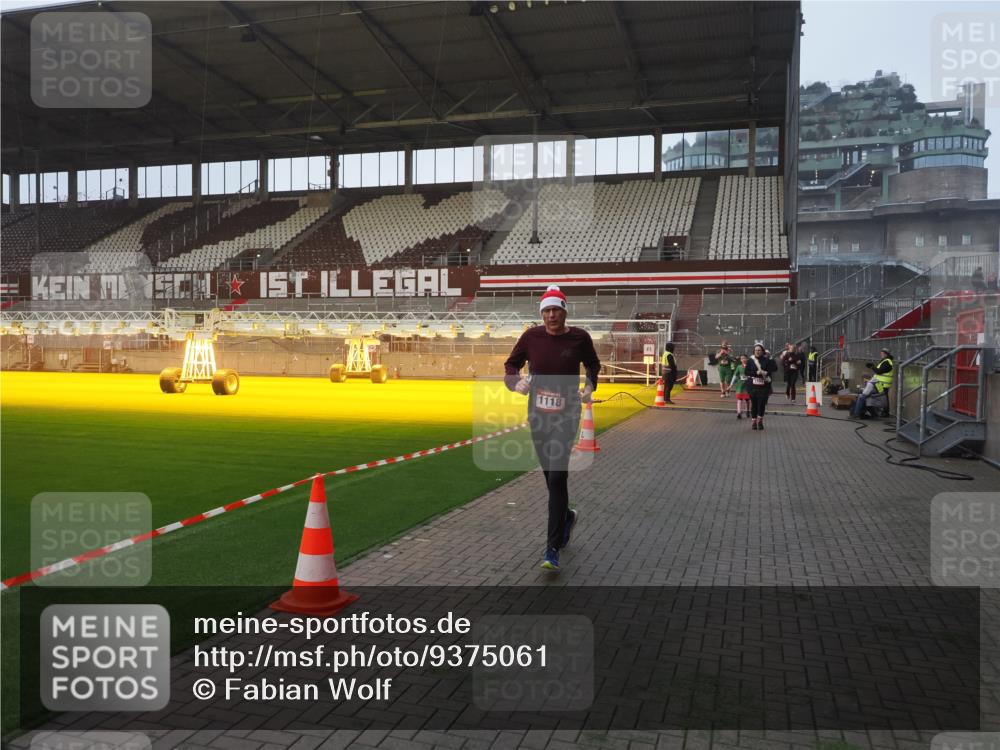 07.12.2025 - St. Pauli X-Mass-Run No. 15 Fabian Wolf http://msf.ph/oto/9375061 07.12.2025 10:03:09 Ziel 177, 442, 443, 460, 936, 943, 956, 963, 1118, 1594, 2505, 2682, 3417 meine-sportfotos.de