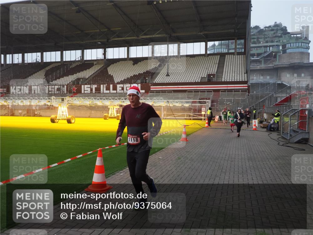 07.12.2025 - St. Pauli X-Mass-Run No. 15 Fabian Wolf http://msf.ph/oto/9375064 07.12.2025 10:03:10 Ziel 177, 442, 443, 460, 936, 943, 956, 963, 965, 1118, 1594, 2505, 2682, 3417 meine-sportfotos.de