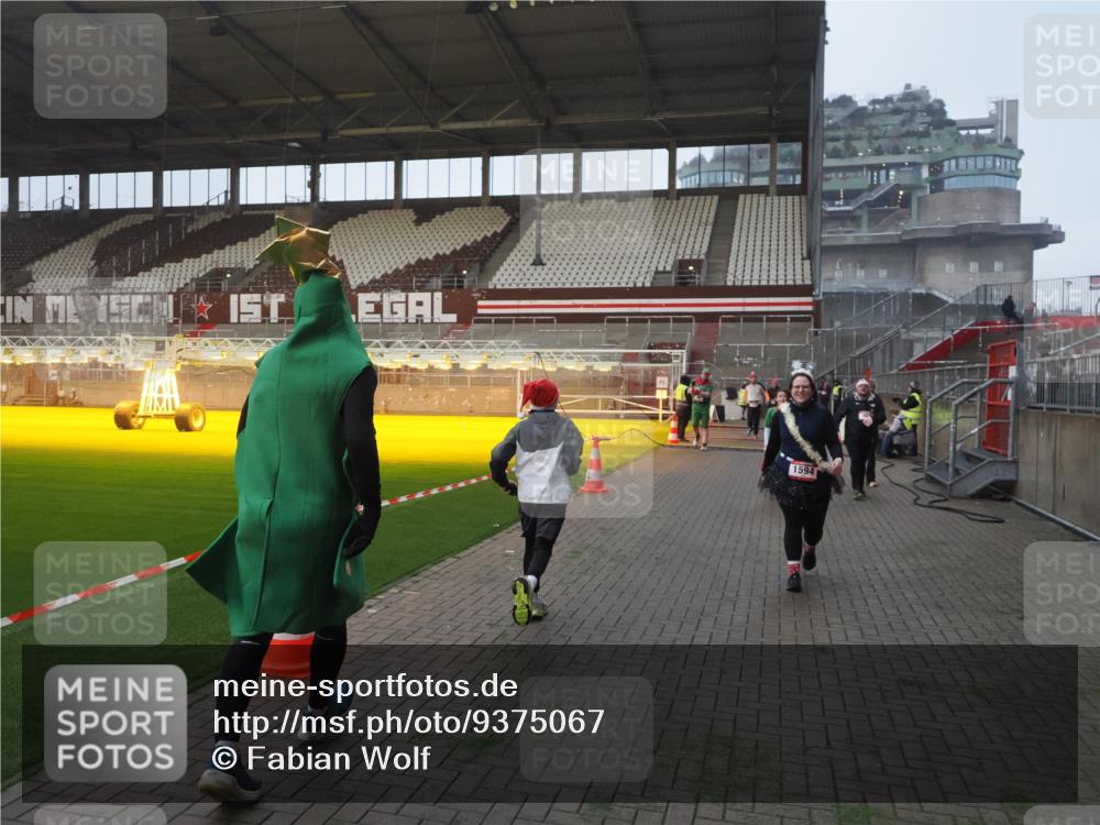 07.12.2025 - St. Pauli X-Mass-Run No. 15 Fabian Wolf http://msf.ph/oto/9375067 07.12.2025 10:03:15 Ziel 177, 460, 956, 963, 965, 1118, 1594, 2682, 2973, 2975 meine-sportfotos.de