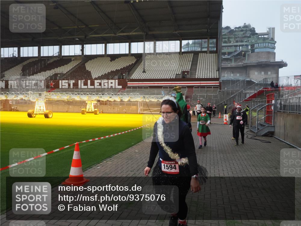 07.12.2025 - St. Pauli X-Mass-Run No. 15 Fabian Wolf http://msf.ph/oto/9375076 07.12.2025 10:03:17 Ziel 177, 460, 956, 963, 965, 1118, 1594, 2682, 2973, 2975 meine-sportfotos.de