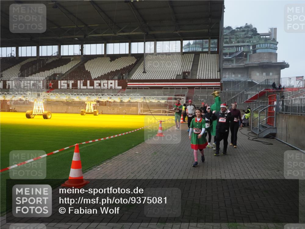 07.12.2025 - St. Pauli X-Mass-Run No. 15 Fabian Wolf http://msf.ph/oto/9375081 07.12.2025 10:03:19 Ziel 177, 460, 963, 965, 1118, 1594, 2682, 2973, 2975 meine-sportfotos.de
