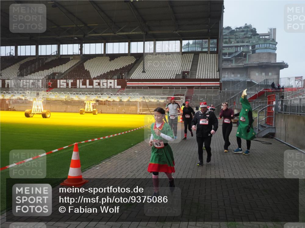 07.12.2025 - St. Pauli X-Mass-Run No. 15 Fabian Wolf http://msf.ph/oto/9375086 07.12.2025 10:03:20 Ziel 460, 963, 965, 1118, 1484, 1486, 1594, 2682, 2973, 2975 meine-sportfotos.de