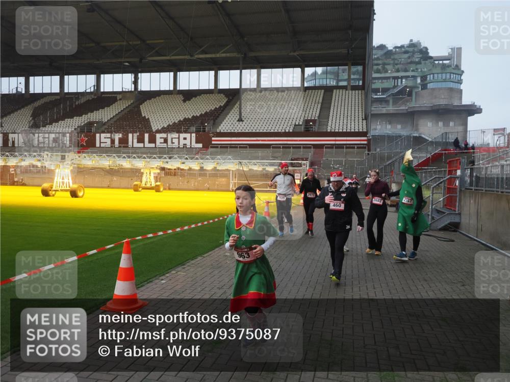 07.12.2025 - St. Pauli X-Mass-Run No. 15 Fabian Wolf http://msf.ph/oto/9375087 07.12.2025 10:03:21 Ziel 460, 963, 965, 1118, 1484, 1486, 1594, 2682, 2973, 2975, 4193, 4239 meine-sportfotos.de