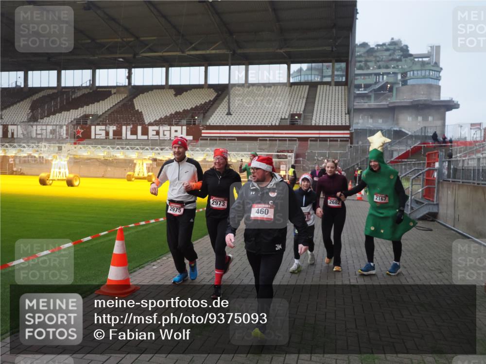 07.12.2025 - St. Pauli X-Mass-Run No. 15 Fabian Wolf http://msf.ph/oto/9375093 07.12.2025 10:03:23 Ziel 460, 963, 965, 1118, 1484, 1486, 1594, 2682, 2973, 2975, 4193, 4239 meine-sportfotos.de