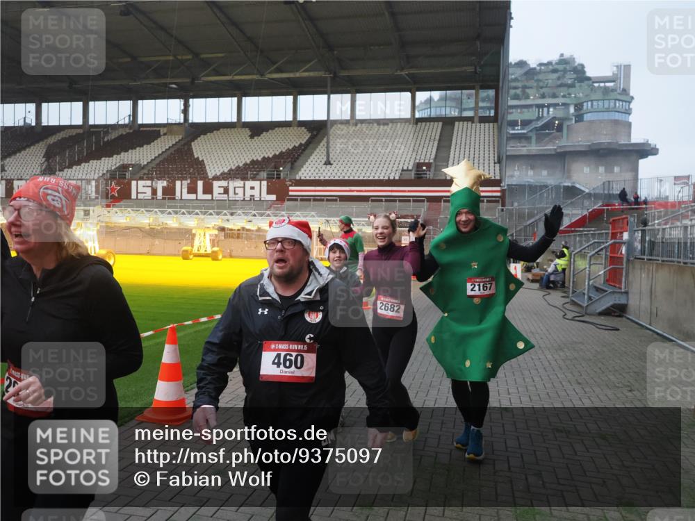07.12.2025 - St. Pauli X-Mass-Run No. 15 Fabian Wolf http://msf.ph/oto/9375097 07.12.2025 10:03:24 Ziel 460, 963, 965, 1484, 1486, 1594, 2682, 2973, 2975, 4193, 4239 meine-sportfotos.de