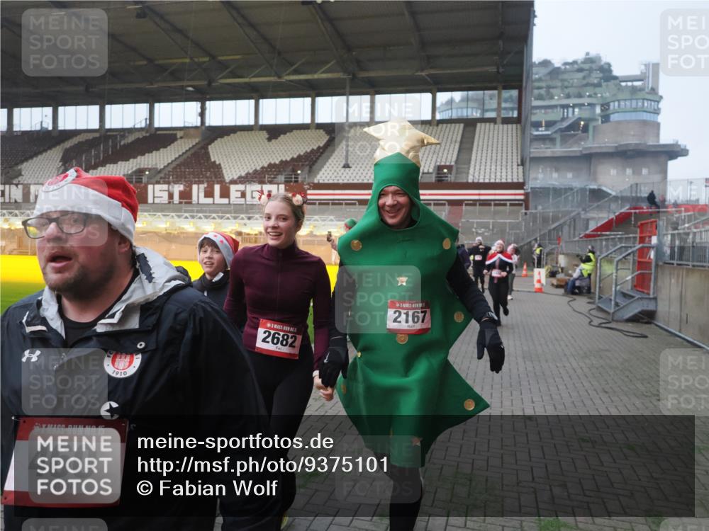 07.12.2025 - St. Pauli X-Mass-Run No. 15 Fabian Wolf http://msf.ph/oto/9375101 07.12.2025 10:03:25 Ziel 460, 963, 965, 984, 1484, 1486, 1594, 2682, 2973, 2975, 4193, 4239 meine-sportfotos.de