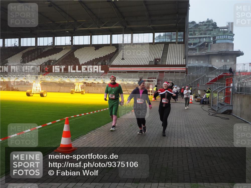 07.12.2025 - St. Pauli X-Mass-Run No. 15 Fabian Wolf http://msf.ph/oto/9375106 07.12.2025 10:03:26 Ziel 358, 460, 963, 965, 984, 1484, 1486, 1594, 2682, 2973, 2975, 4193, 4239 meine-sportfotos.de