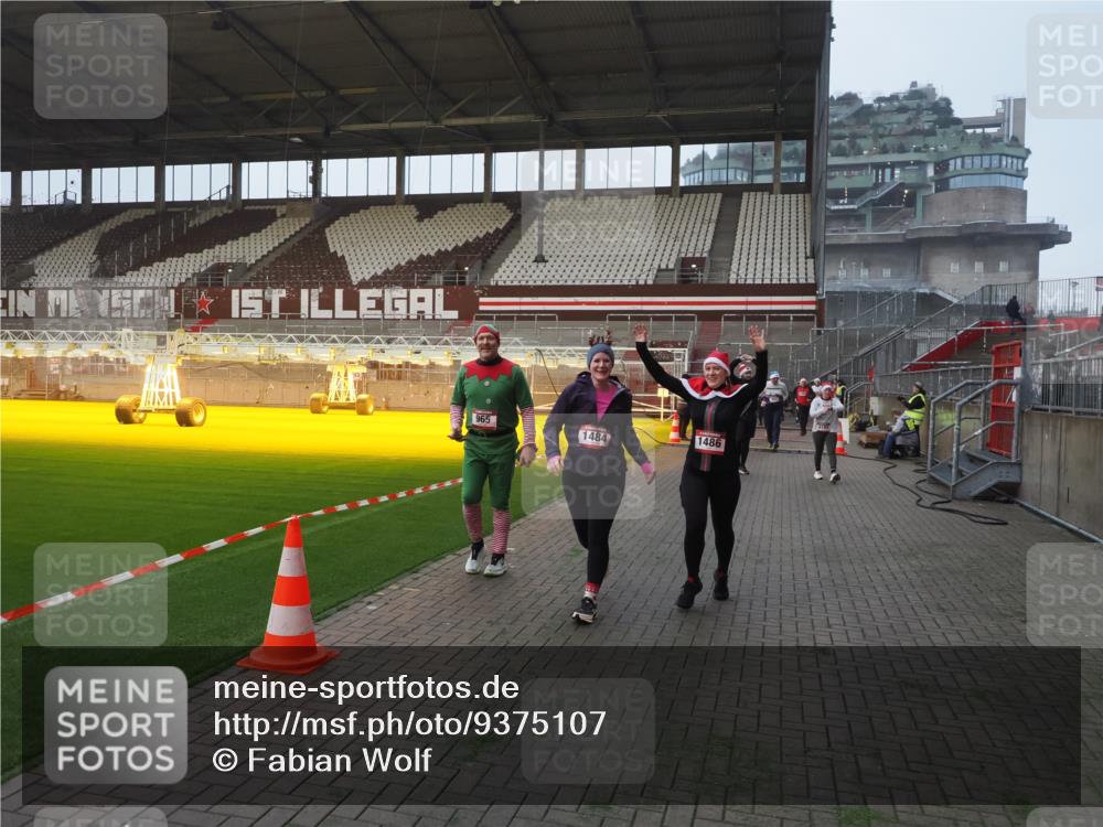 07.12.2025 - St. Pauli X-Mass-Run No. 15 Fabian Wolf http://msf.ph/oto/9375107 07.12.2025 10:03:27 Ziel 358, 460, 963, 965, 984, 1484, 1486, 1888, 2682, 2973, 2975, 4193, 4239 meine-sportfotos.de