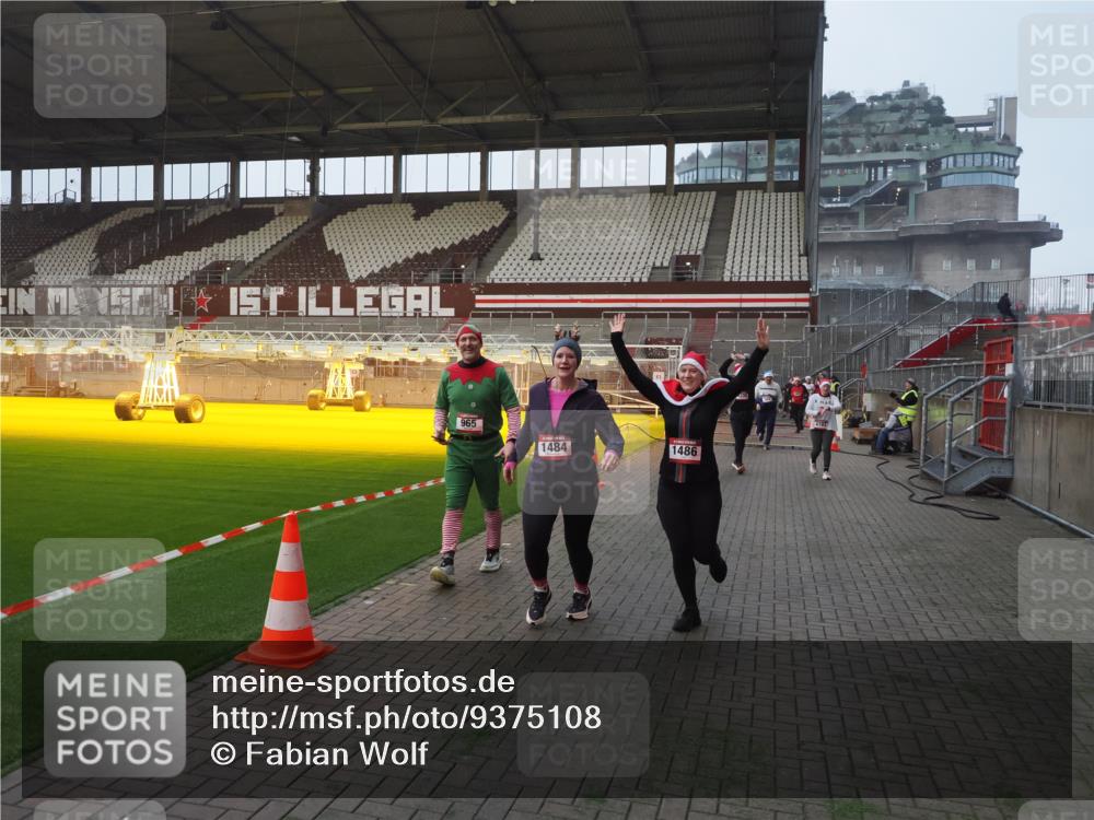 07.12.2025 - St. Pauli X-Mass-Run No. 15 Fabian Wolf http://msf.ph/oto/9375108 07.12.2025 10:03:27 Ziel 358, 460, 963, 965, 984, 1484, 1486, 1888, 2682, 2973, 2975, 4193, 4239 meine-sportfotos.de