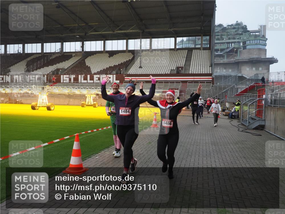 07.12.2025 - St. Pauli X-Mass-Run No. 15 Fabian Wolf http://msf.ph/oto/9375110 07.12.2025 10:03:27 Ziel 358, 460, 963, 965, 984, 1484, 1486, 1888, 2682, 2973, 2975, 4193, 4239 meine-sportfotos.de