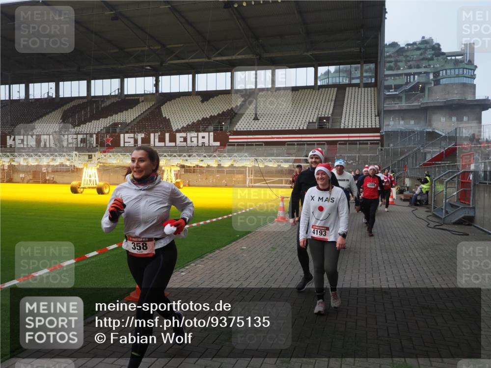 07.12.2025 - St. Pauli X-Mass-Run No. 15 Fabian Wolf http://msf.ph/oto/9375135 07.12.2025 10:03:35 Ziel 213, 214, 358, 940, 984, 1023, 1263, 1264, 1484, 1486, 1506, 1888, 2002, 2380, 3334, 4193, 4239, 4660, 4667, 4679, 4680 meine-sportfotos.de
