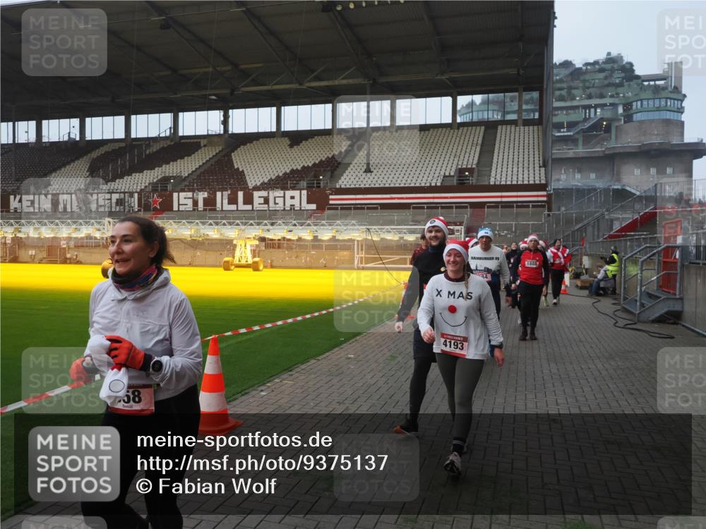 07.12.2025 - St. Pauli X-Mass-Run No. 15 Fabian Wolf http://msf.ph/oto/9375137 07.12.2025 10:03:35 Ziel 213, 214, 358, 940, 984, 1023, 1263, 1264, 1484, 1486, 1506, 1888, 2002, 2380, 3334, 4193, 4239, 4660, 4667, 4679, 4680 meine-sportfotos.de
