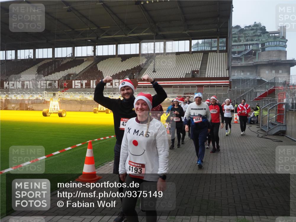 07.12.2025 - St. Pauli X-Mass-Run No. 15 Fabian Wolf http://msf.ph/oto/9375149 07.12.2025 10:03:36 Ziel 213, 214, 358, 940, 984, 1023, 1263, 1264, 1484, 1486, 1506, 1888, 2002, 2380, 3334, 4193, 4239, 4660, 4667, 4679, 4680 meine-sportfotos.de