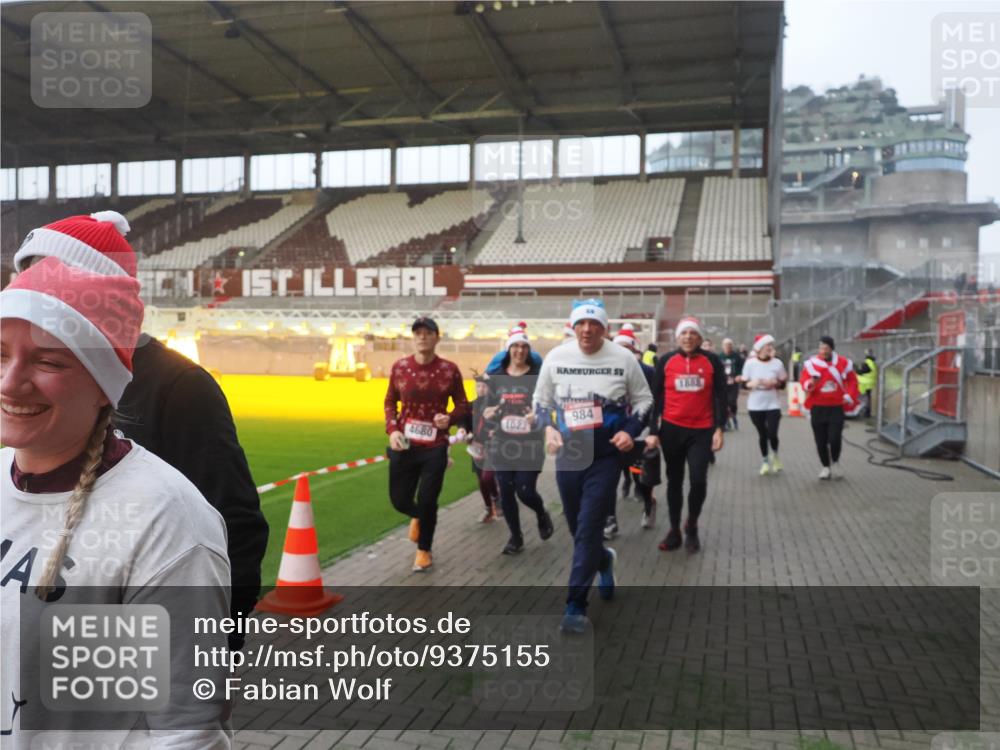 07.12.2025 - St. Pauli X-Mass-Run No. 15 Fabian Wolf http://msf.ph/oto/9375155 07.12.2025 10:03:37 Ziel 185, 213, 214, 358, 940, 984, 1023, 1263, 1264, 1484, 1486, 1506, 1888, 2002, 2366, 2380, 3334, 3734, 4193, 4239, 4660, 4667, 4679, 4680 meine-sportfotos.de