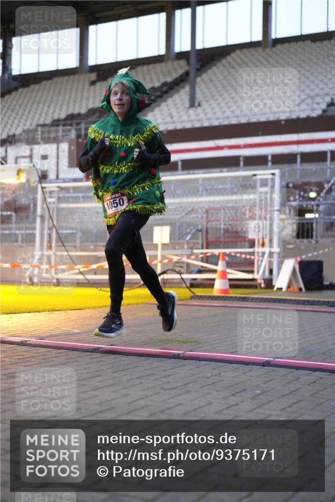 07.12.2025 - St. Pauli X-Mass-Run No. 15 Patografie http://msf.ph/oto/9375171 07.12.2025 10:00:49 Ziel 1050, 2378, 3084 meine-sportfotos.de